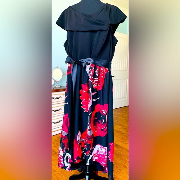 Ladies dress - Picture 1 of 1